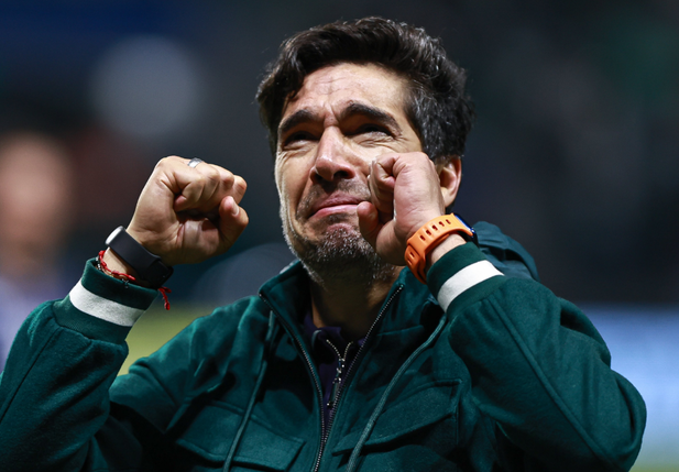 Abel Ferreira chora no gramado após virada histórica do Palmeiras