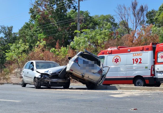 Acidente entre dois carros na Estrada da Alegria deixa cinco pessoas feridas