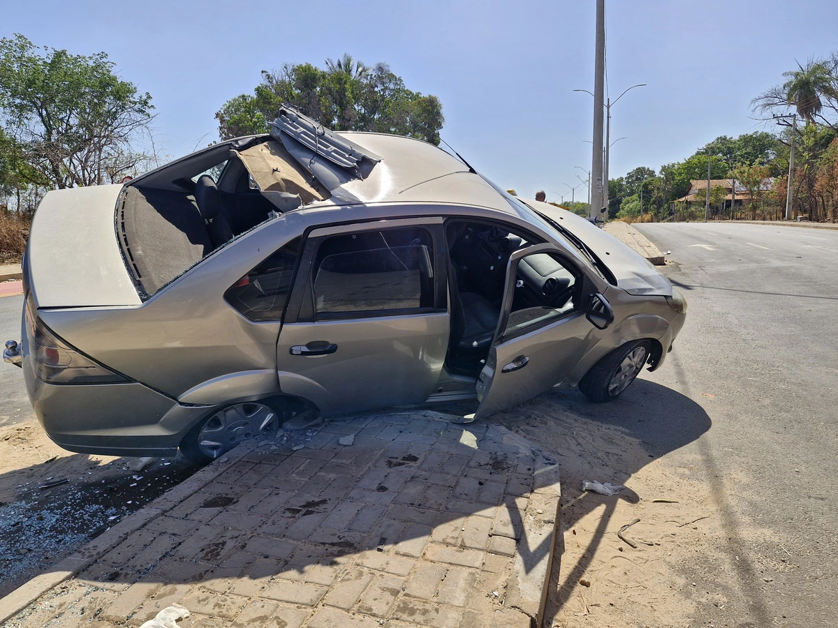 Acidente entre dois carros