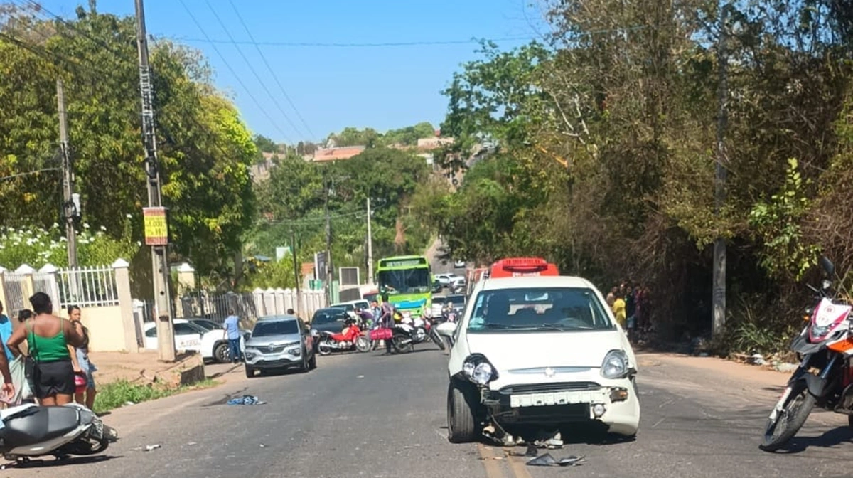 Acidente envolvendo carro e duas motos deixa três feridos em Teresina