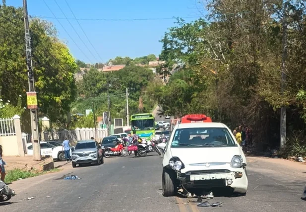 Acidente envolvendo carro e duas motos deixa três feridos em Teresina