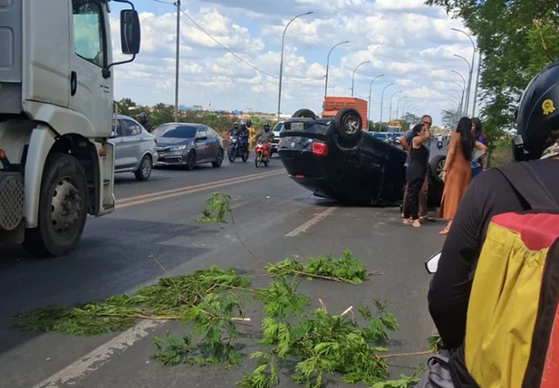 Acidente na entrada da Ponte do Tancredo Neves, na rodovia BR 343