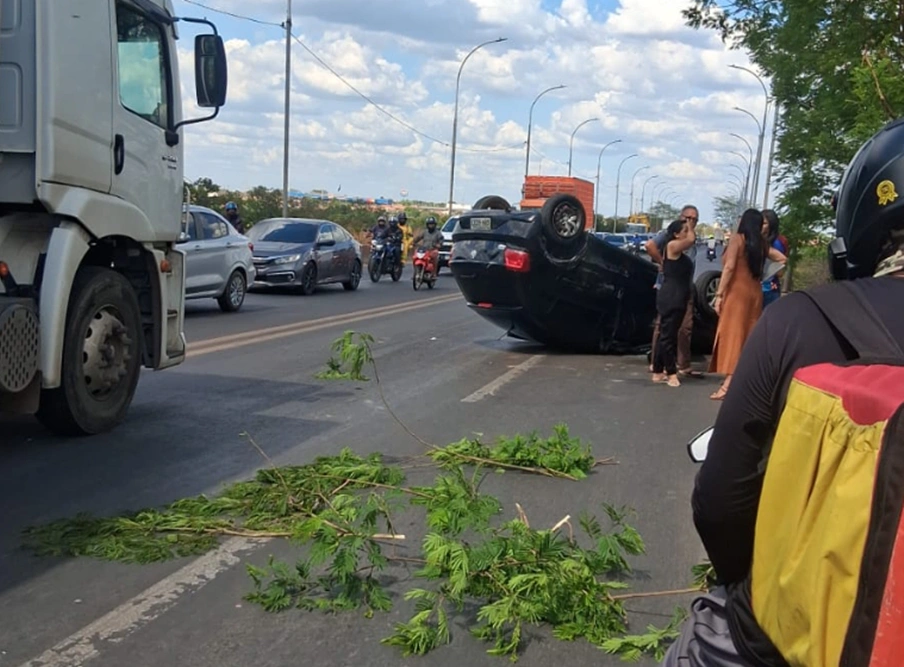 Acidente na entrada da Ponte do Tancredo Neves, na rodovia BR 343