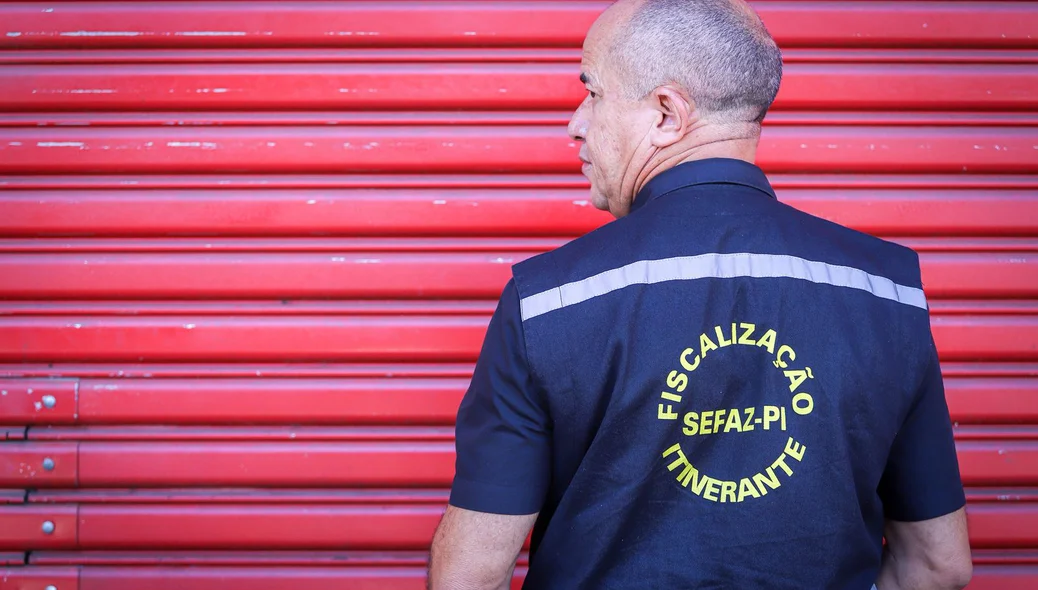 Agente da SEFAZ interditando a farmácia
