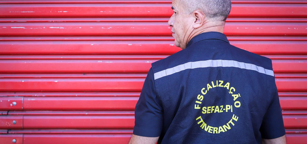 Agente da SEFAZ interditando a farmácia