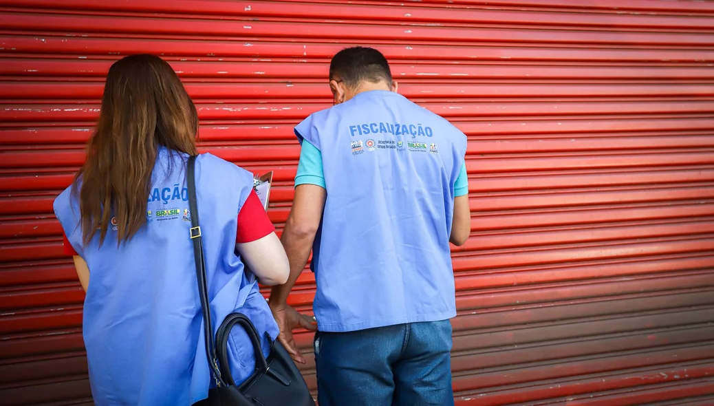 Agentes da ANVISA na Pop Farma