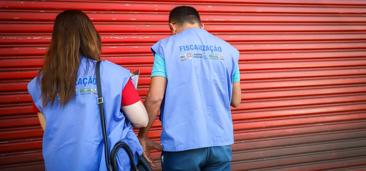 Agentes da ANVISA na Pop Farma