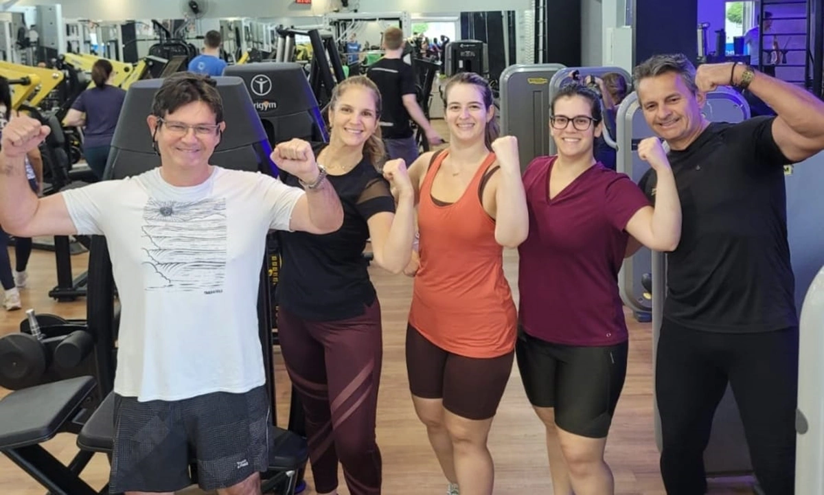 Alexandre (pai), Tatiana (mãe) e Bruna e Marília (filhas) treinando juntos