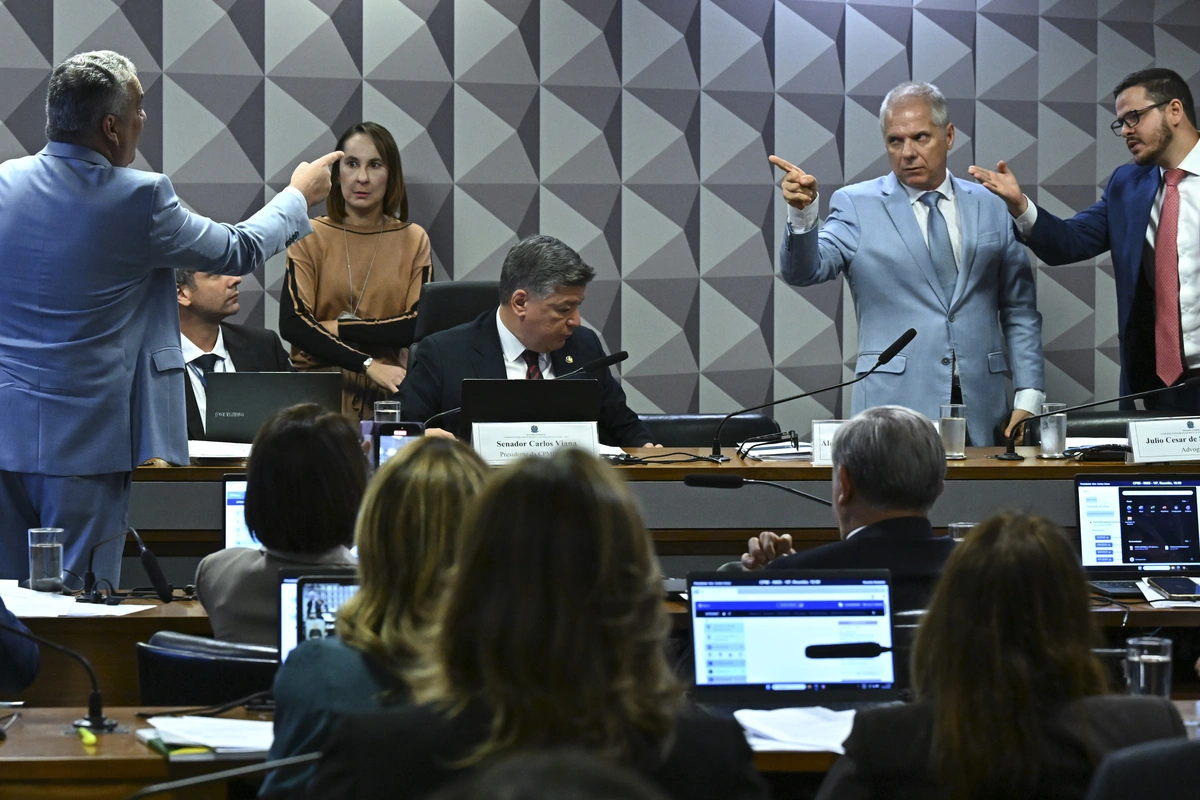 Alfredo Gaspar e Alessandro Stefanutto discutiram durante sessão da CPMI do INSS