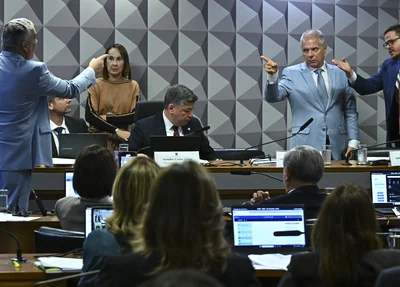Alfredo Gaspar e Alessandro Stefanutto discutiram durante sessão da CPMI do INSS