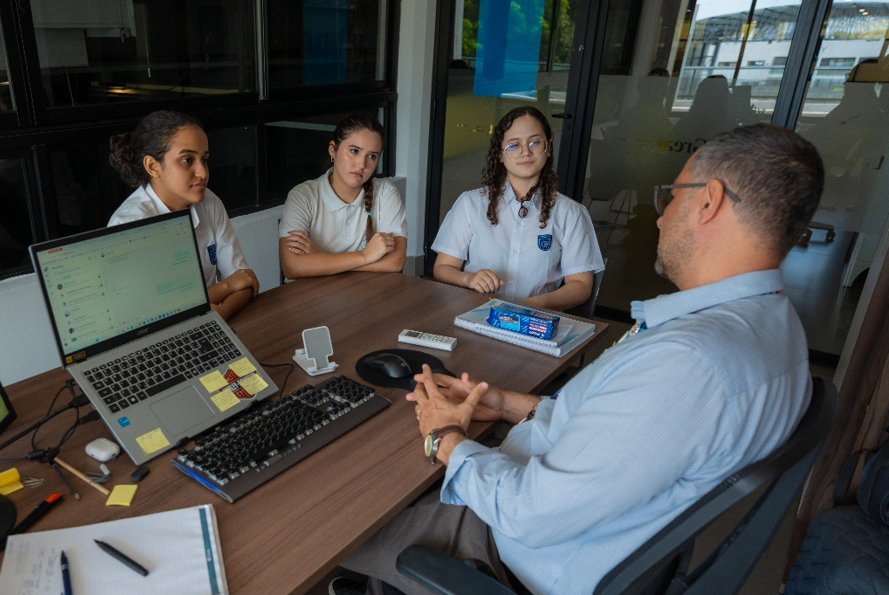 Alunas da Great International School em conversa sobre processos de candidatura para universidades internacionais, no setor de College Cousellin da instituição