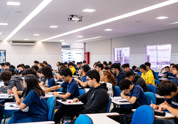 Alunos do Propósito durante aulas voltadas para o IME e ITA, com rotina intensiva de estudos