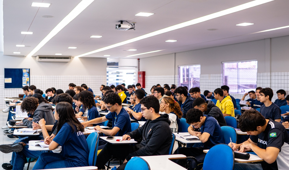Alunos do Propósito durante aulas voltadas para o IME e ITA, com rotina intensiva de estudos