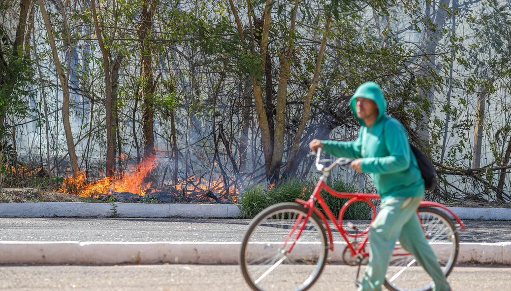 Área de trânsito de pedestres e veículos na zona sudeste de Teresina