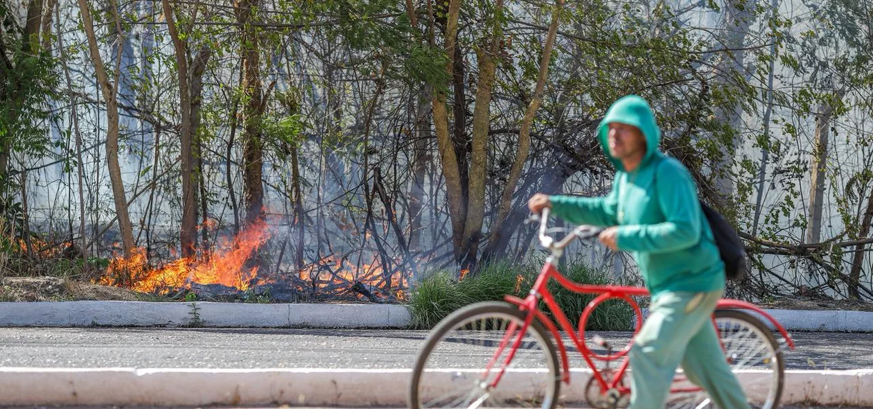 Área de trânsito de pedestres e veículos na zona sudeste de Teresina