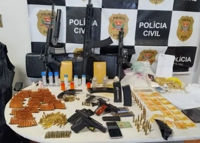 Arsenal apreendido pela Polícia Civil no litoral do estado de São Paulo, em Santos
