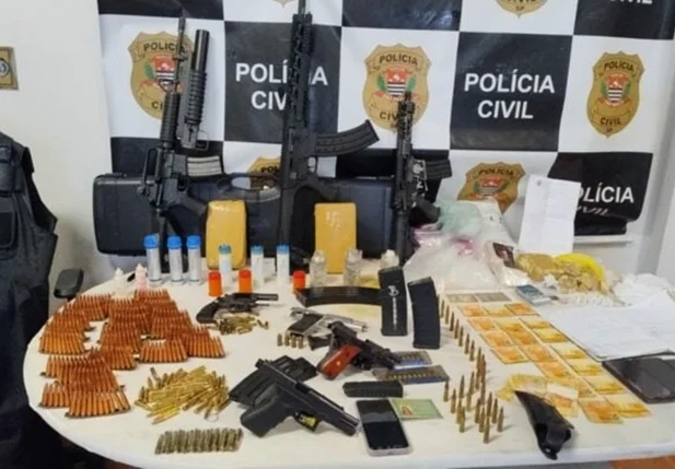 Arsenal apreendido pela Polícia Civil no litoral do estado de São Paulo, em Santos