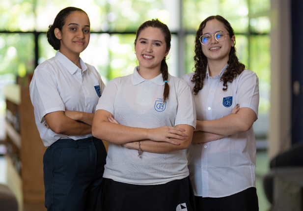 As alunas Maiane Moraes, Maria Clara Nascimento e Rebeca Carvalhêdo, aprovadas em universidades norte-americanas, ao lado da coordenadora do High School da Great International School