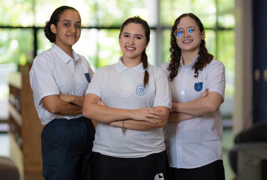 As alunas Maiane Moraes, Maria Clara Nascimento e Rebeca Carvalhêdo, aprovadas em universidades norte-americanas, ao lado da coordenadora do High School da Great International School