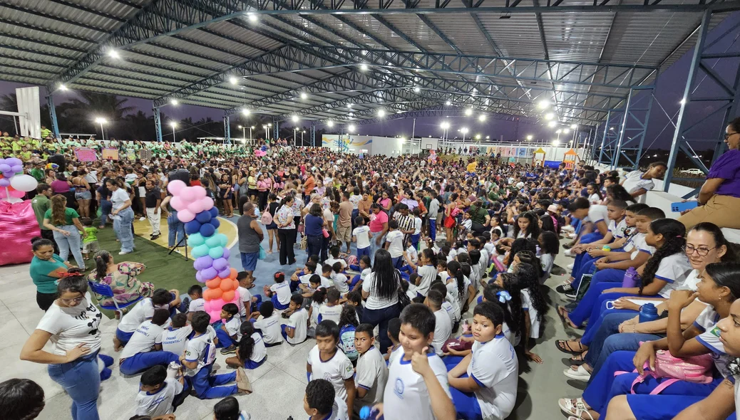As crianças da população no evento
