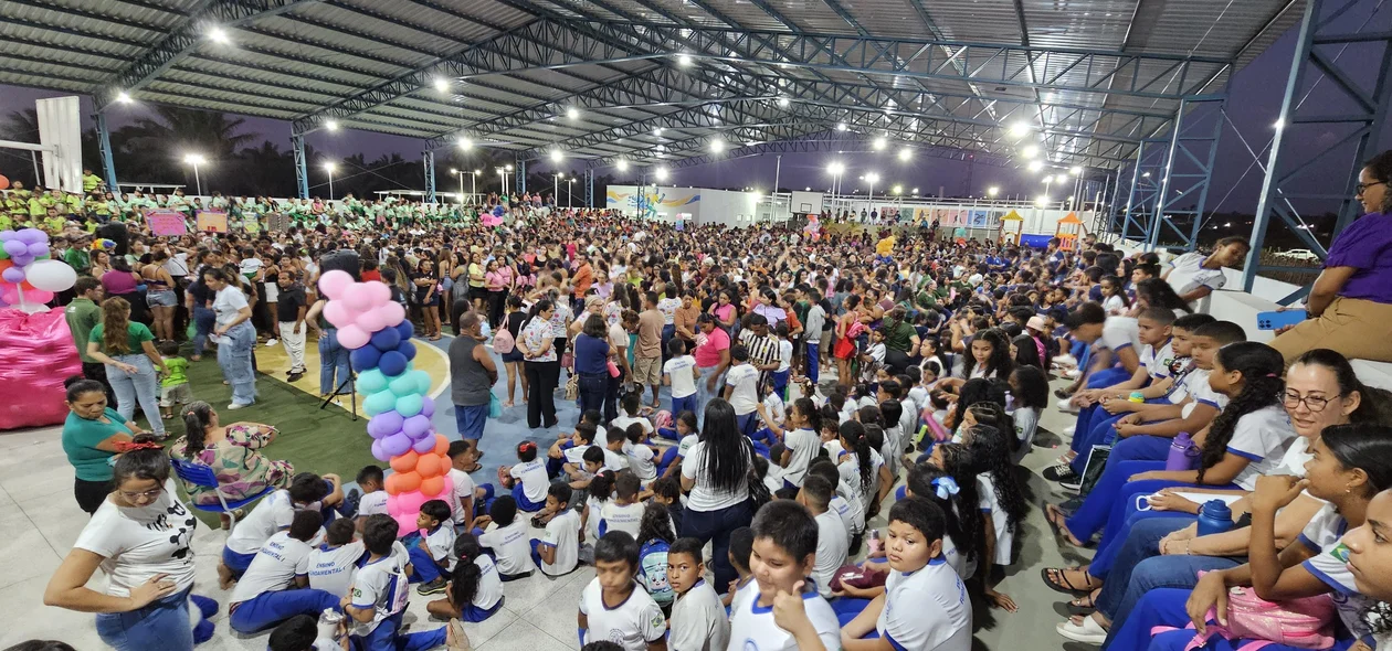 As crianças da população no evento
