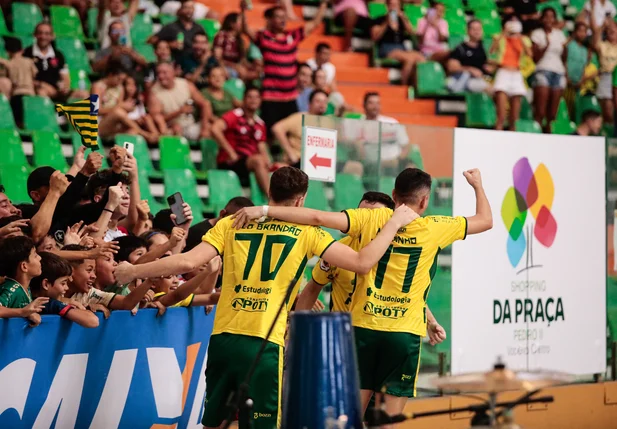 Atlético Piauiense vence Fortaleza de virada nas quartas do Brasileiro de Futsal