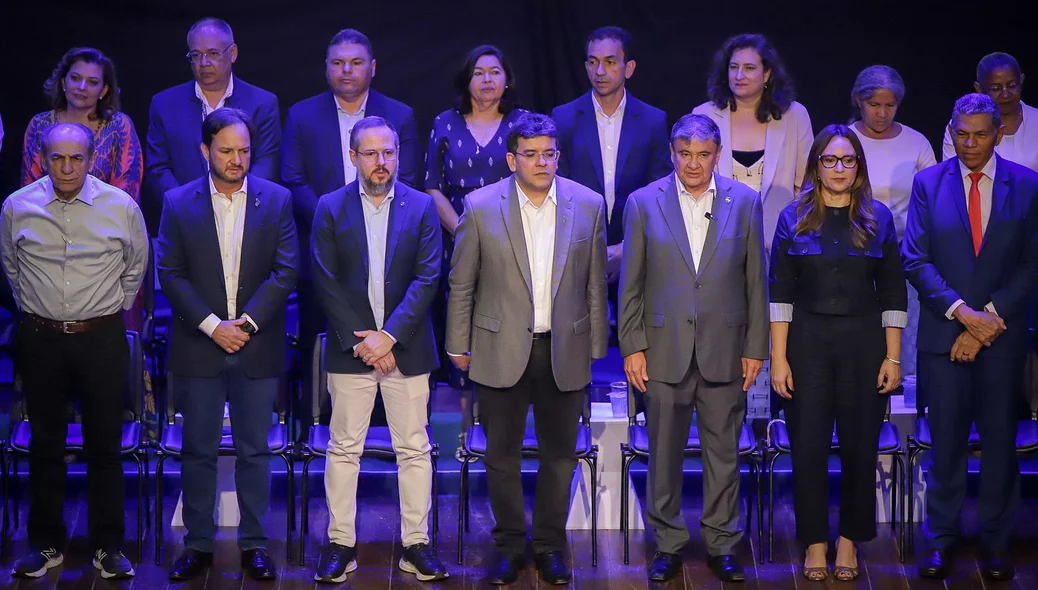 Autoridades no lançamento dos programas sociais