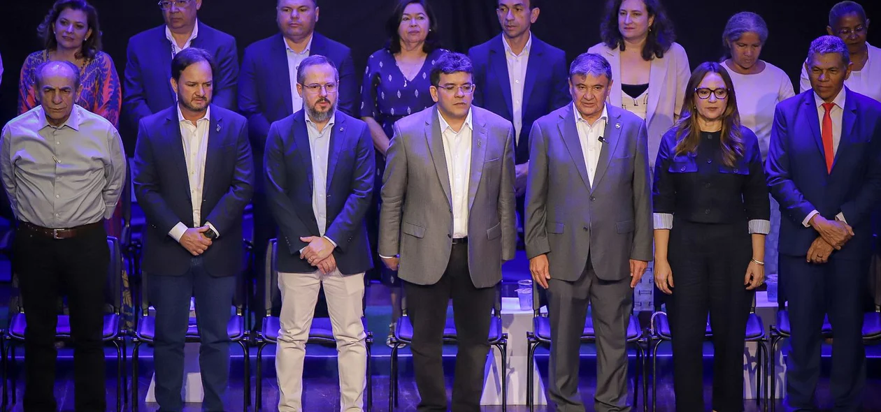 Autoridades no lançamento dos programas sociais