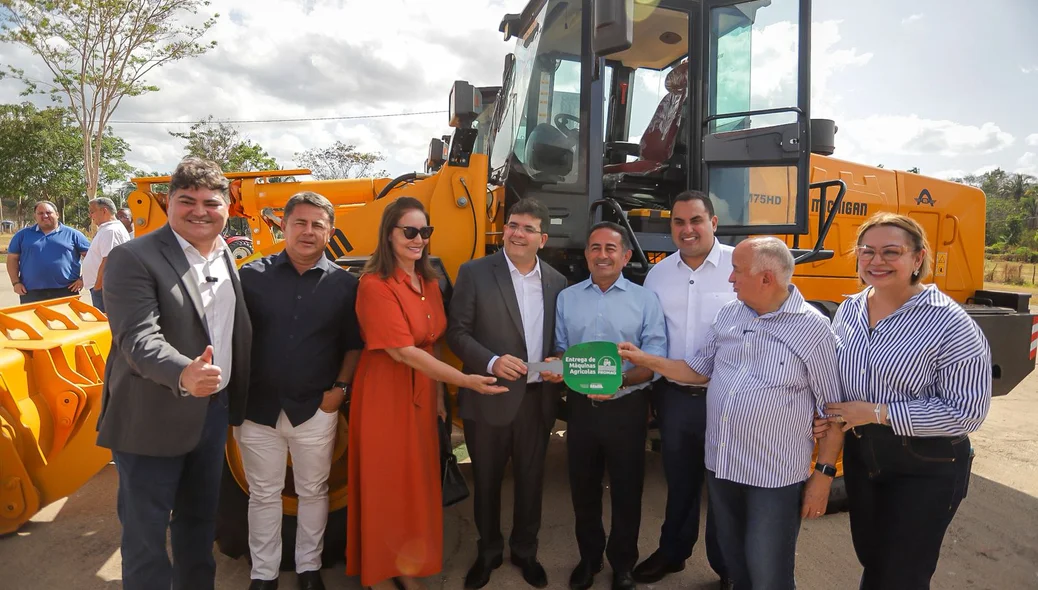 Autoridades participaram da entrega de tratores e retroescavadeiras