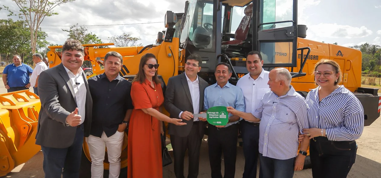 Autoridades participaram da entrega de tratores e retroescavadeiras