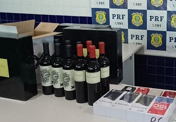 Bebidas importadas e celulares apreendidos pela PRF
