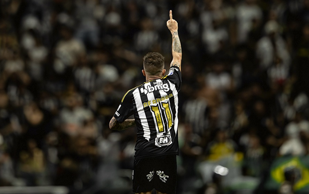 Bernard marcou um dos gols da partida