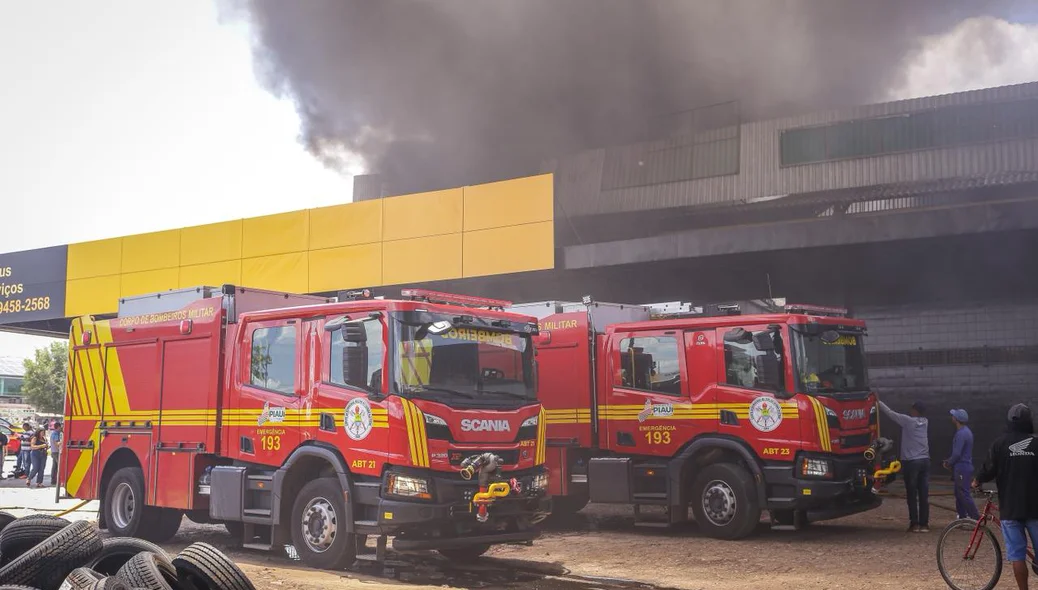 Bombeiros atenderam ocorrência no estabelecimento
