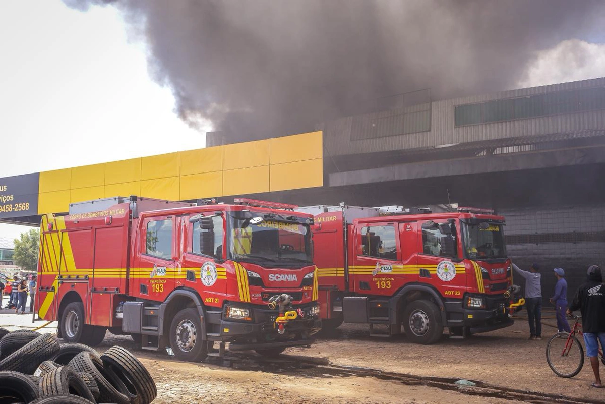 Bombeiros atenderam ocorrência no estabelecimento