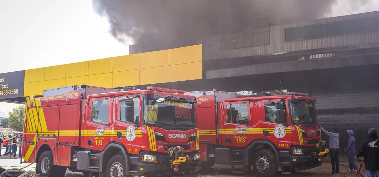 Bombeiros atenderam ocorrência no estabelecimento
