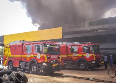 Bombeiros atenderam ocorrência no estabelecimento
