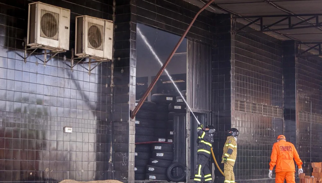 Bombeiros contendo o incêndio