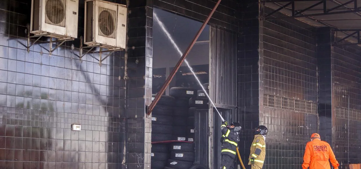 Bombeiros contendo o incêndio