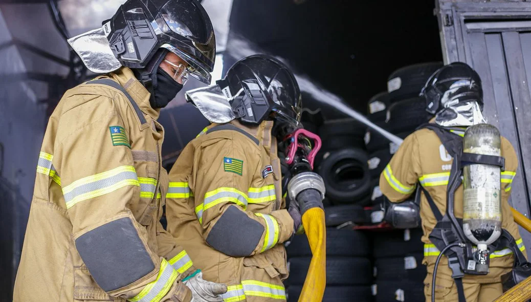 Bombeiros no estabelecimento