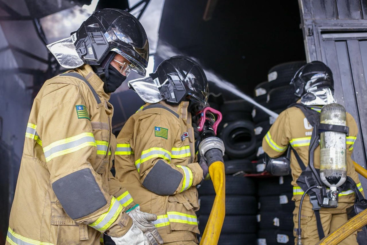 Bombeiros no estabelecimento