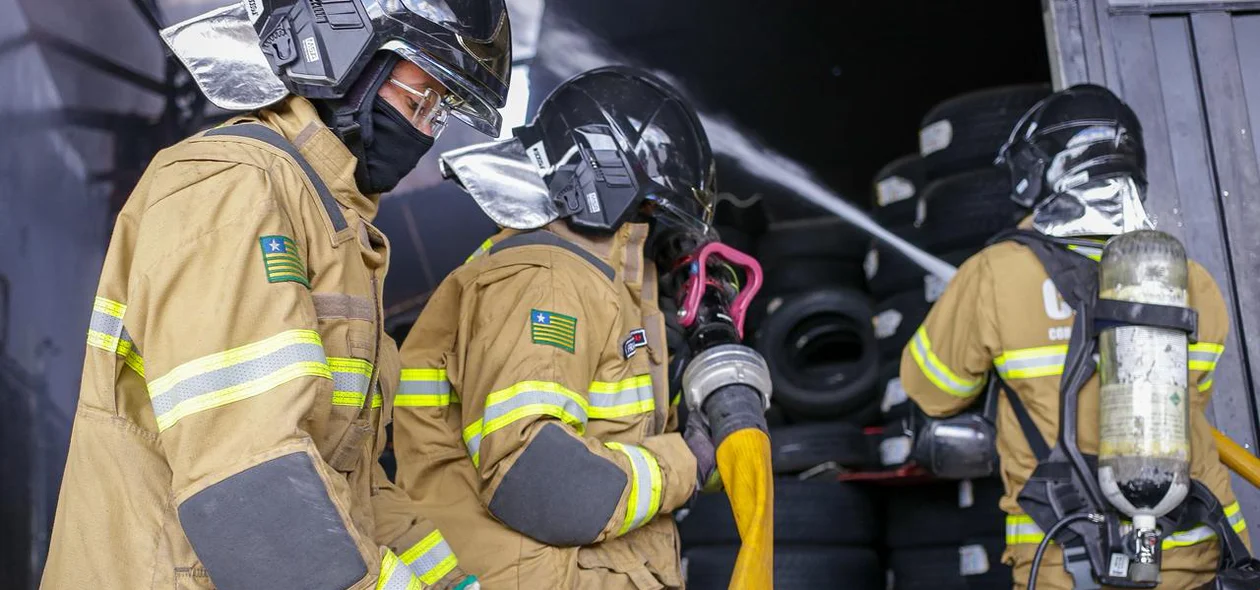 Bombeiros no estabelecimento