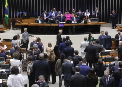 Câmara aprova projeto que limita decisões monocráticas no STF