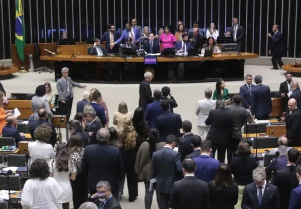 Câmara aprova projeto que limita decisões monocráticas no STF