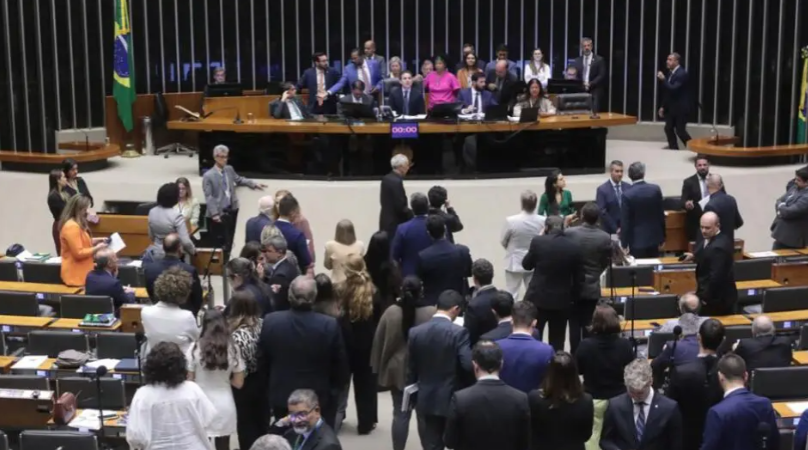 Câmara aprova projeto que limita decisões monocráticas no STF