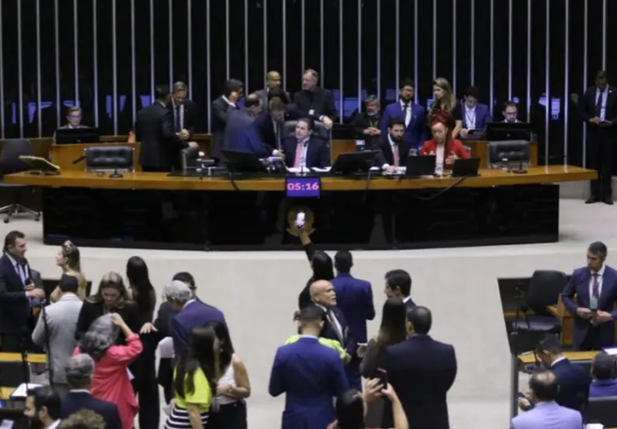 Câmara dos deputados aprova piso salarial para professores temporários