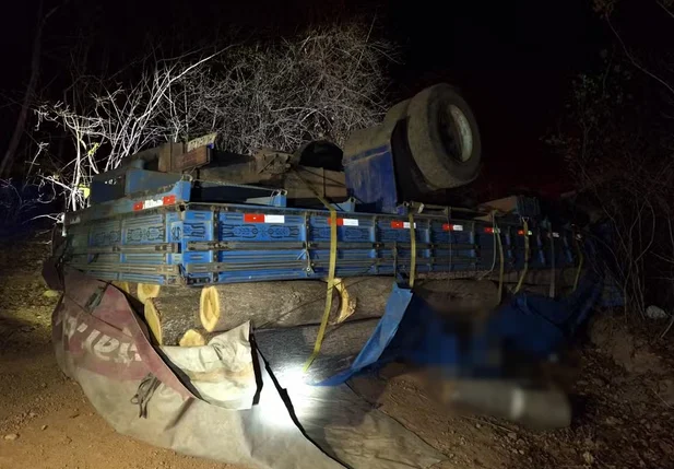 Caminhão capotou e deixou dois mortos em Castelo do Piauí