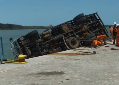 Caminhão tombou no porto de Luís Correia