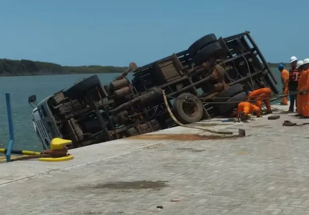 Caminhão tombou no porto de Luís Correia