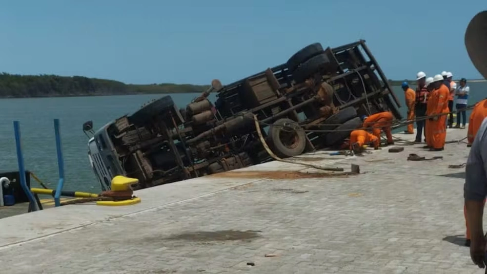 Caminhão tombou no porto de Luís Correia