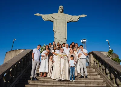 Cantor João Gomes batiza os dois filhos no Cristo Redentor